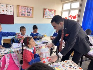 Kaymakam Karakaş öğrencilere oyuncak verdi 2 AW854452 03
