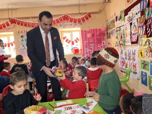 Kaymakam Karakaş öğrencilere oyuncak verdi 3 AW854452 04
