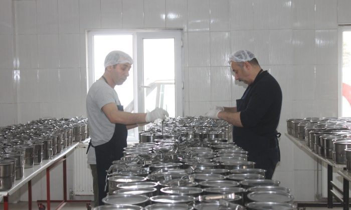 Kızılay Ağrı Şubesi her gün 4 bin kişiye sıcak yemek ulaştırıyor