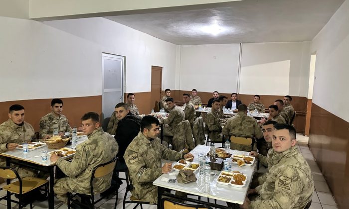 Kaymakam Karakaş, jandarmayla iftar açtı