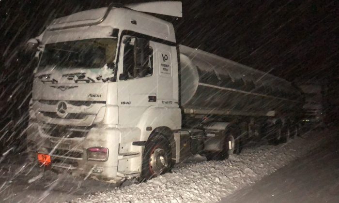 Kars’ta tırlar tipi nedeniyle yolda mahsur kaldı