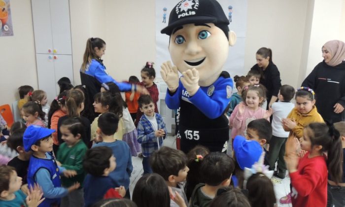 Kars’ta polis çocukları bilgilendirdi
