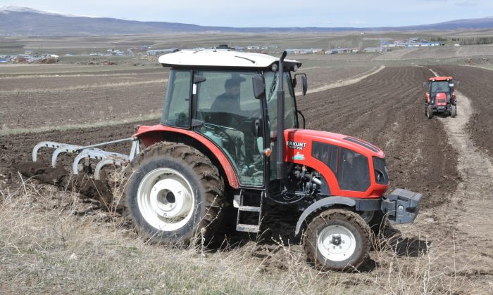 Kars’ta çiftçilerin tarla ekimi başladı