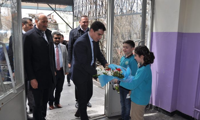 Vali Vekili Tuna, öğrencilerin bayramını kutladı