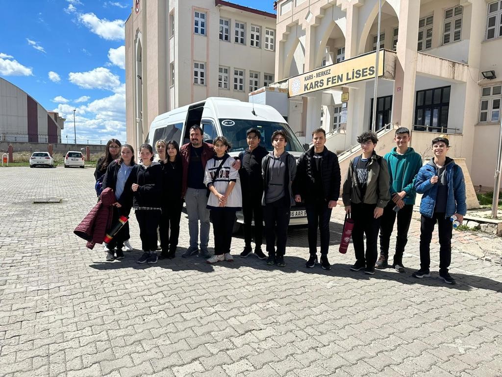 Kars’tan 24 öğrenci satranç turnuvası için yola çıktı 1 AW877708 02