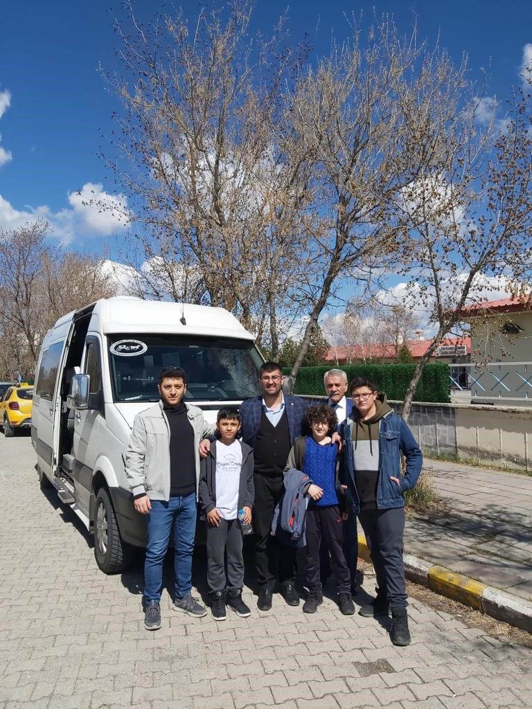 Kars’tan 24 öğrenci satranç turnuvası için yola çıktı 2 AW877708 03
