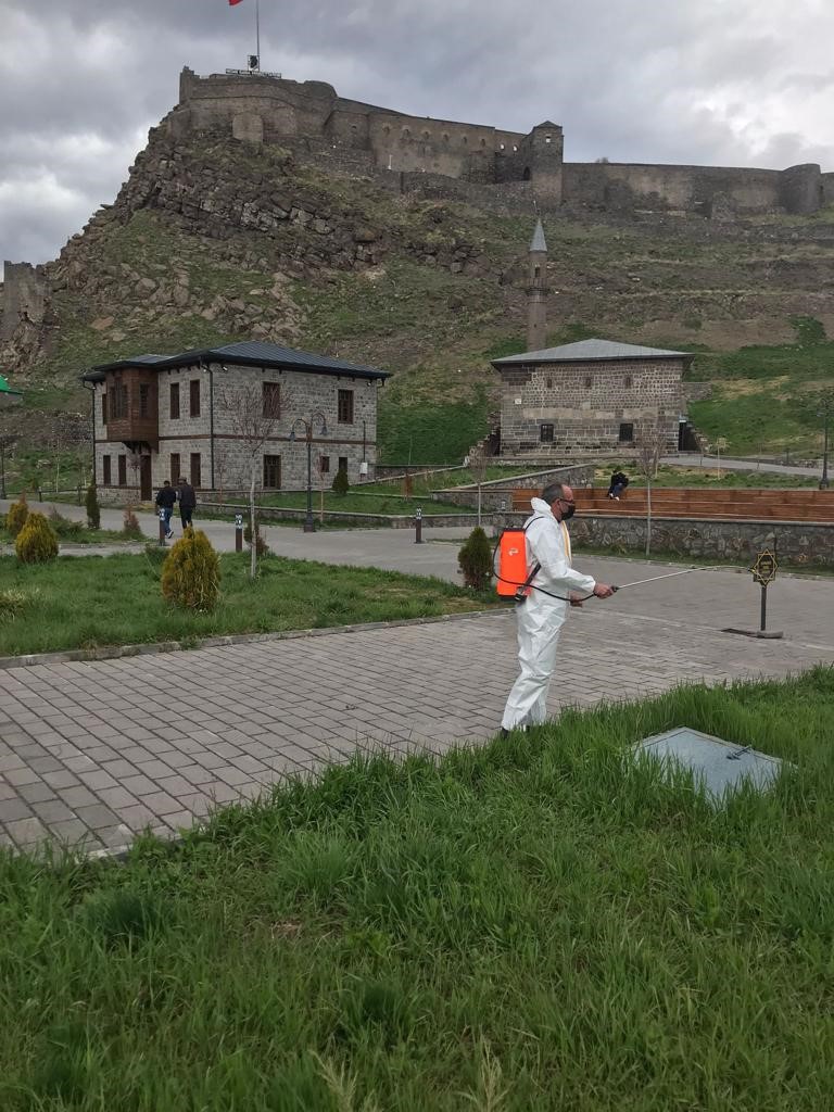 Kars Belediyesi ilaçlama çalışması yapıyor 2 AW885826 04