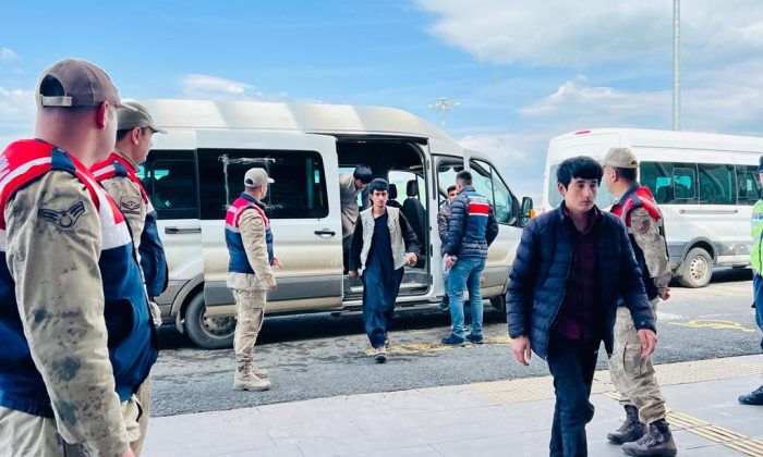Ağrı’da 227 Afgan göçmen sınır dışı edildi